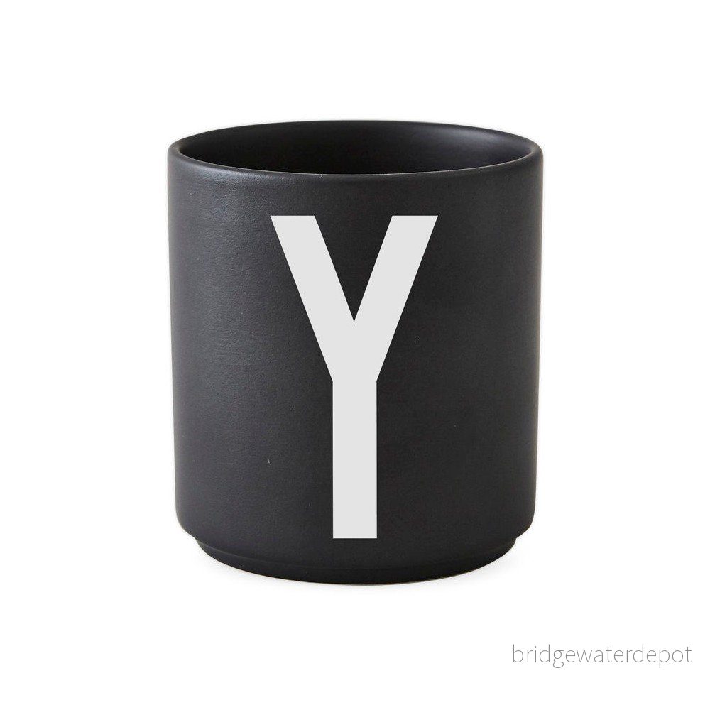 Černý porcelánový hrnek Design Letters Alphabet Y, 250 ml v:1418109