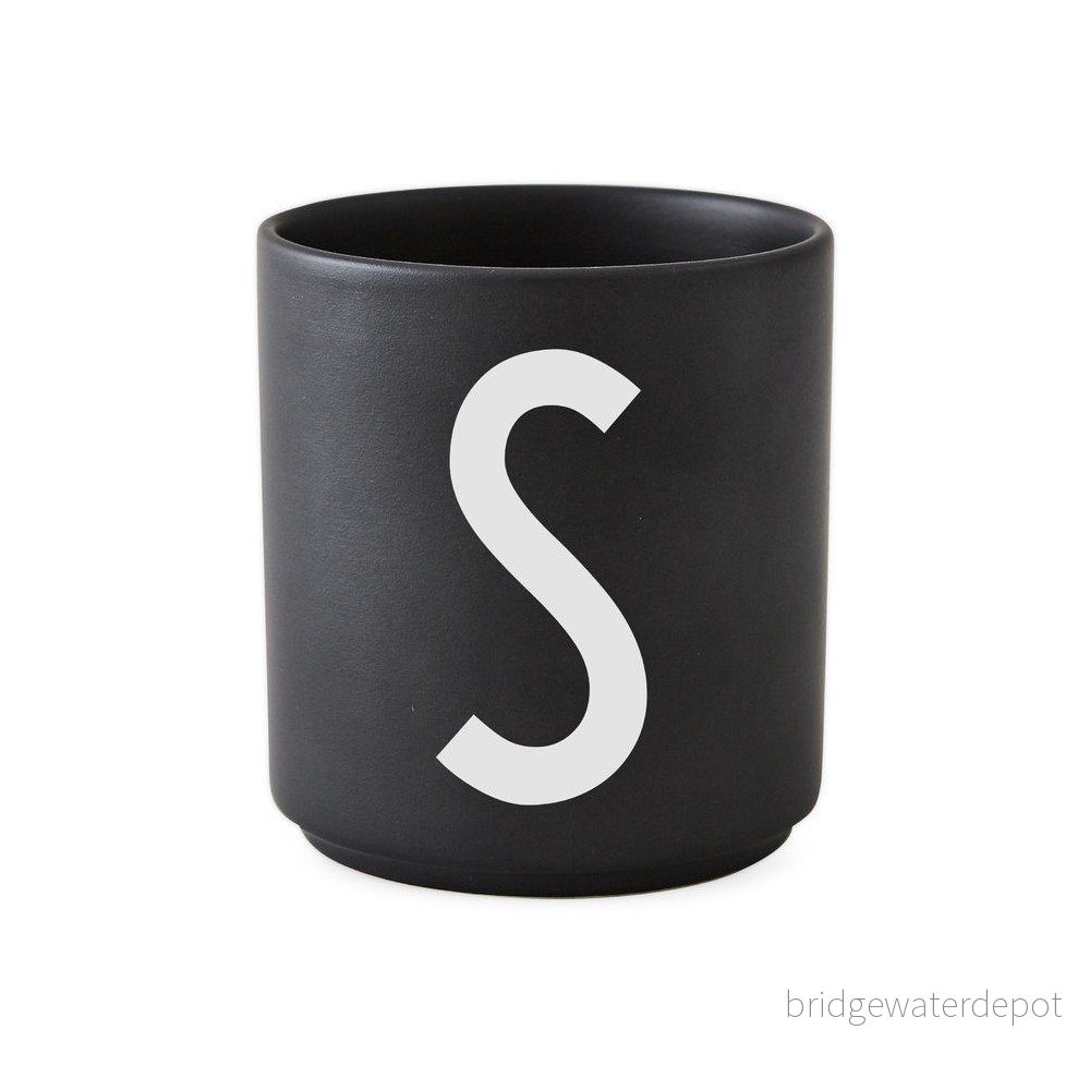 Černý porcelánový hrnek Design Letters Alphabet S, 250 ml v:1418097