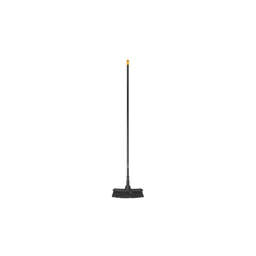 Černé univerzální zahradní koště s násadou Fiskars Solid, šířka 38 cm v:1378795 Černé univerzální zahradní koště s násadou Fiskars Solid, šířka 38 cm v:1378795